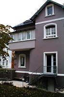 Fassade nach der Neugestaltung: Fensterumrandungen aus dem Putz gezogen und bemalt; kompletter Neuanstrich der Fassade, natürlich vorab Wärmedämmung