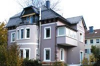 Villa - Fensterumrandungen und Mauerstein-Dekoration aus dem Putz gezogen und bemalt