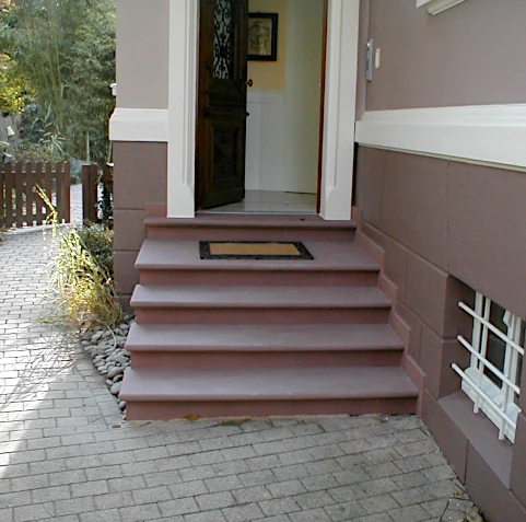 Neuer Fassadenanstrich sowie neu gestaltete Treppe