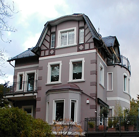 Villa - Fensterumrandungen und Mauerstein-Dekoration aus dem Putz gezogen und bemalt; kompletter Neuanstrich der Fassade