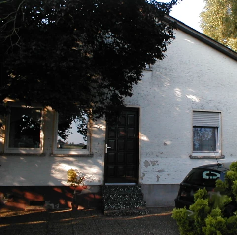 Hausfassade vor unserer Arbeit mit altem Putz und ohne Außendämmung