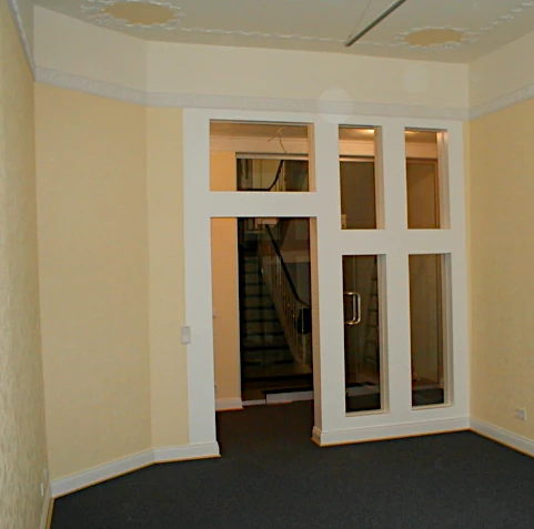 Nach dem Innenausbau: Balken zum Teil ersetzt, mit Gipskarton verkleidet und gestrichen; Strukturtapekte mit besonderer Deckengestaltung