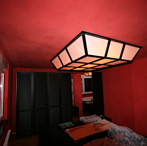 Japanisch anmutender Schlafraum in Rot/Schwarz mit nach Kundenwunsch angefertigter Beleuchtung aus Holz und Chinapapier