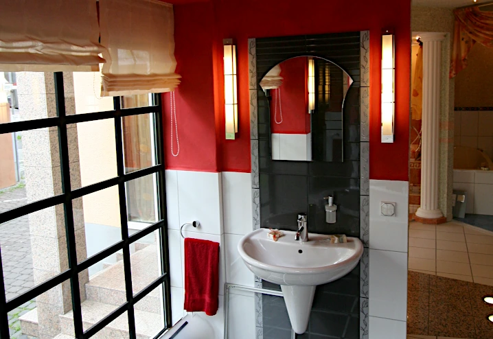 Bad, gestaltet in den Farben Rot und Weiß