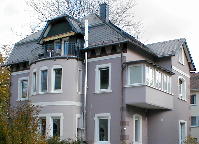 Neu gestaltete Fassade mit mineralischer Wärmedämmung, neuem Anstrich, Fensterumrandungen, sowie aus dem neuen Putz gezogenen und anschließend bemalten Deko-Elementen Neu gestaltete Fassade mit mineralischer Wärmedämmung, neuem Anstrich, Fensterumrandungen, sowie aus dem neuen Putz gezogenen und anschließend bemalten Deko-Elementen