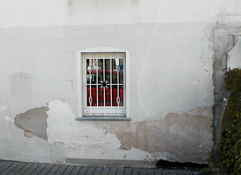 Hauswand mit abblätterndem Putz und ohne Wärmedämmung