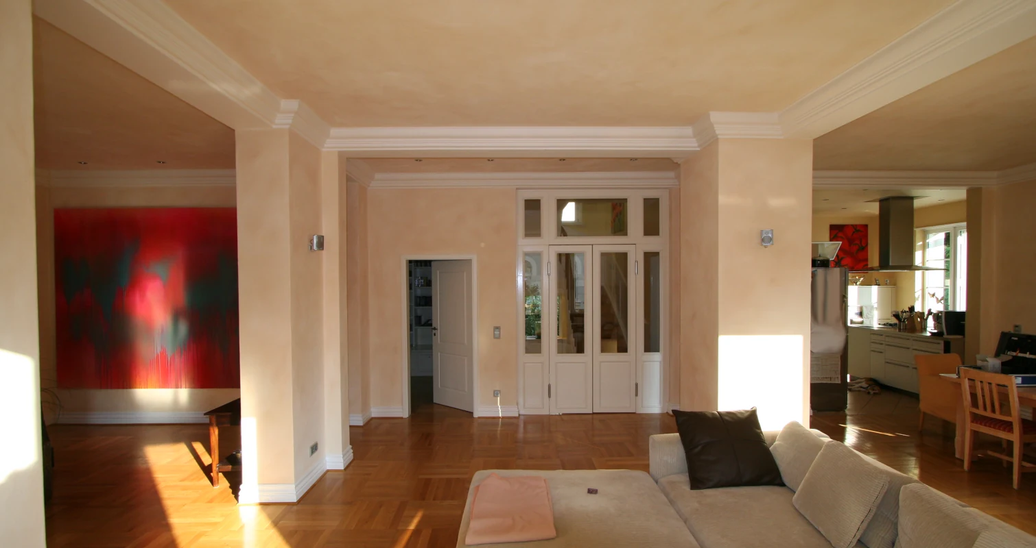 Wohnraum, gestaltet mit Farbe und Zierleisten